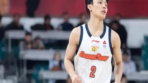 亚冬会冰球赛：中国男子队以8-0大胜泰国队，精彩瞬间回顾